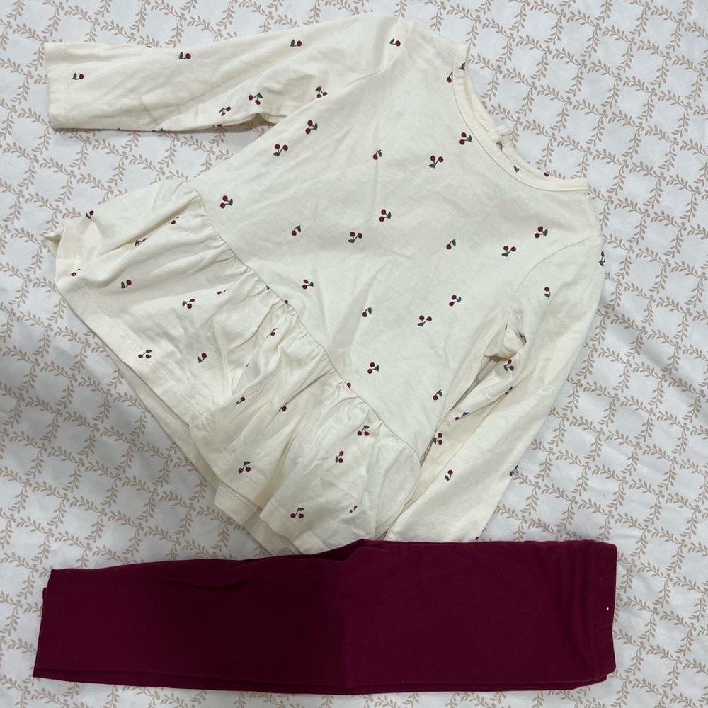 Cute off white set with burgundy leggings. Great condition & light material